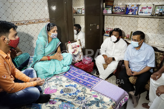 Arvind Kejriwal gives ₹ 1 Crore aid To Family of Sheoji Mishra