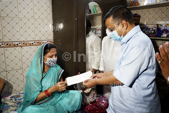 Arvind Kejriwal gives ₹ 1 Crore aid To Family of Sheoji Mishra