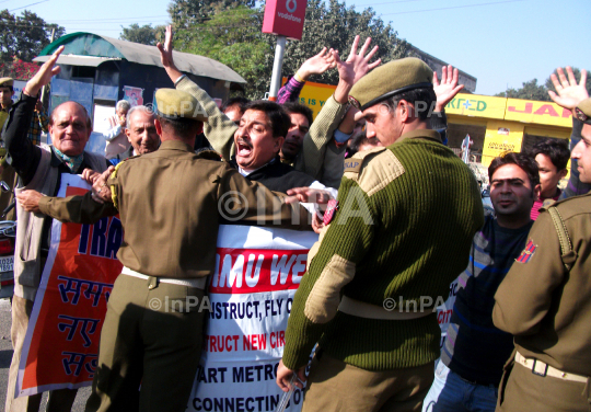DHARNA ON B C ROAD, MIANA DIDO CHOK, SCUFFLE BETWEEN POLICE AND