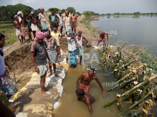 Indian villagers repair barrage 