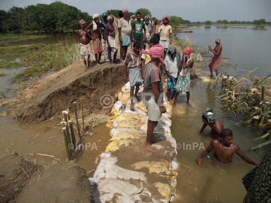 Indian villagers repair barrage 