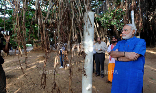 Narendra Modi visited the auspicious 500 year old Banyan Tree