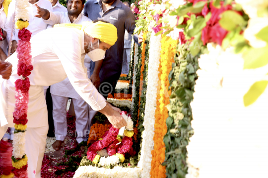 Rahul Gandhi pays floral tributes to Bhagat Singh 