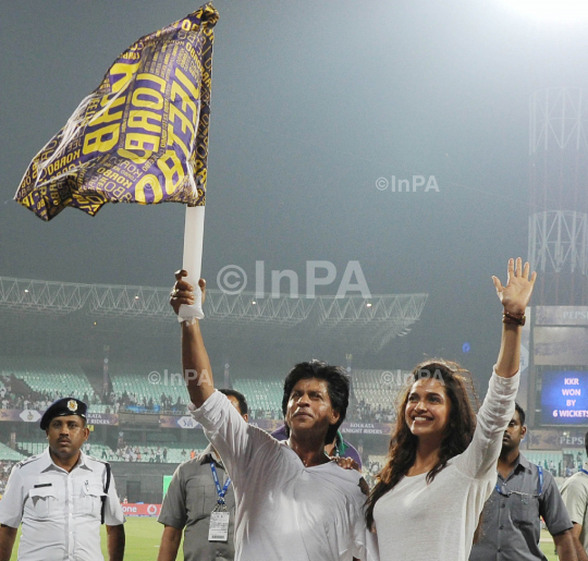 Shahrukh Khan with Deepika Padukone