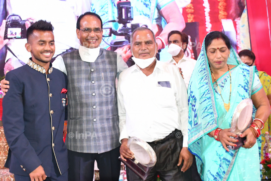 Shivraj Singh Chouhan with Vivek Sagar's family